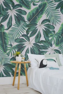 Λευκή ταπετσαρία με τροπικό μοτίβο.