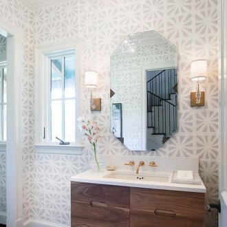 Λευκή ταπετσαρία με ένα μοτίβο στο μπάνιο