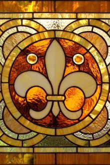 Όμορφο κλασικό βιτρό παράθυρο