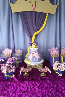 Διακόσμηση παιδικών τραπεζιών με λουλούδια.