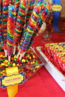 Διακόσμηση παιδικού τραπέζι διακοπών με καραμέλες