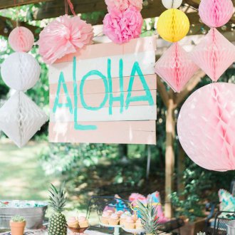 Διακόσμηση ενός παιδικού τραπέζι διακοπών στον κήπο