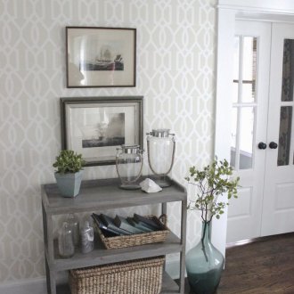 Διακόσμηση ταπετσαρίας λευκού διαδρόμου