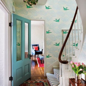 Διακόσμηση του διαδρόμου με τυρκουάζ ταπετσαρία