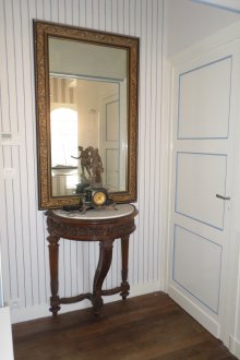 Τελειώνοντας το διάδρομο με την κλασική ταπετσαρία