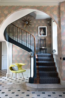 Διακόσμηση του διαδρόμου με floral ταπετσαρία