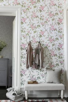 Διακόσμηση του διαδρόμου με ταπετσαρία με τριαντάφυλλα