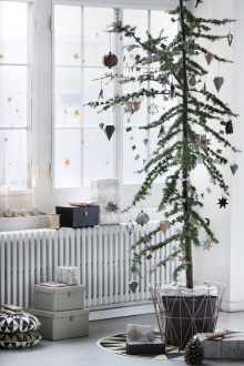 Διακόσμηση ενός διαμερίσματος ενός δωματίου για το νέο έτος με χαρτί