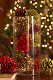 Διακόσμηση διαμερίσματος ενός δωματίου για το νέο έτος με έγχρωμους κώνους