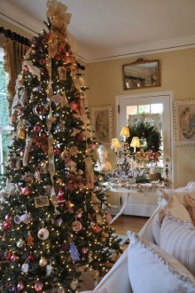 Διακόσμηση διαμερίσματος στούντιο με χριστουγεννιάτικο δέντρο