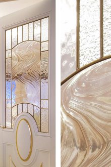 Όμορφο παράθυρο από βιτρό σε κλασικό εσωτερικό