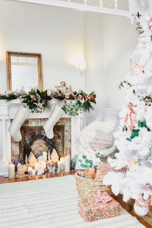 Διακόσμηση διαμερίσματος στούντιο με τζάκι για το νέο έτος