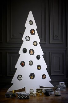 Διακόσμηση διαμερίσματος ενός δωματίου για το νέο έτος με χαρτόνι