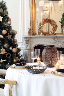 Χριστουγεννιάτικη σύνθεση σε διαμέρισμα στούντιο