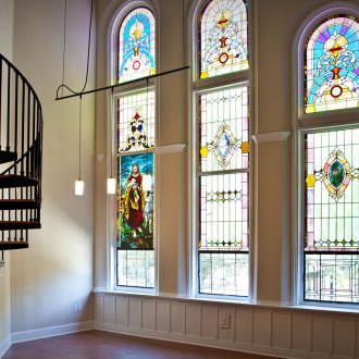 Αψιδωτά βιτρό παράθυρα