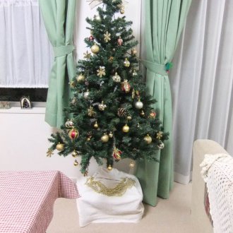 Μικρό χριστουγεννιάτικο δέντρο στο διαμέρισμα