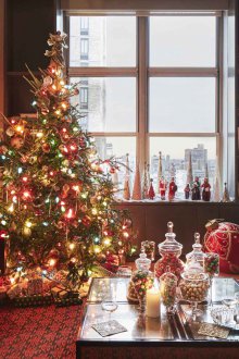 Διακόσμηση ενός διαμερίσματος ενός δωματίου για το νέο έτος με κάλτσες