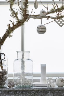 Διακόσμηση του παραθύρου ενός διαμερίσματος στούντιο για το νέο έτος