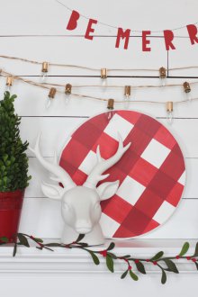 Διακόσμηση ενός διαμερίσματος ενός δωματίου για το νέο έτος με ένα ελάφι