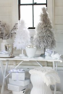 Διακόσμηση διαμερίσματος ενός δωματίου για το νέο έτος, γκρι-λευκό