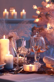 Χριστουγεννιάτικη διακόσμηση του διαμερίσματος με κεριά