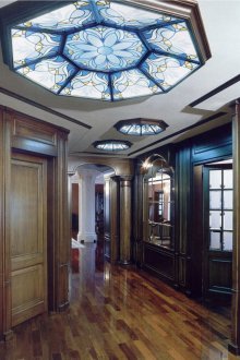 Πολυγωνικά υαλοπίνακα εισχωρούν στο ανώτατο όριο