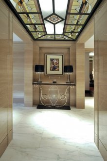 Οροφή από βιτρό στο λόμπι