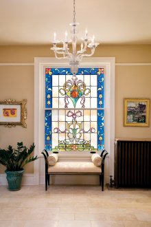 Όμορφο παράθυρο από βιτρό στο καθιστικό