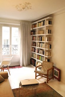 Επιπλωμένο διαμέρισμα ενός δωματίου με ράφια