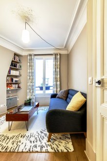 Η διακόσμηση ενός διαμερίσματος στούντιο σε στυλ ρετρό