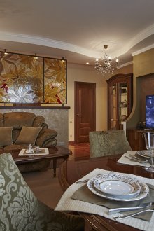 Διαχωριστικό από υαλοπίνακες στο καθιστικό-τραπεζαρία