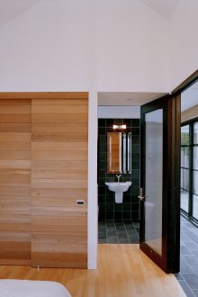 Συρόμενη ντουλάπα από τις σανίδες