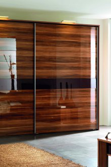 Γυαλιστερή συρόμενη ντουλάπα