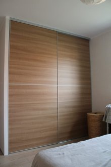 Ξύλινη συρόμενη ντουλάπα