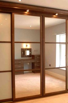 Φωτεινή συρόμενη ντουλάπα