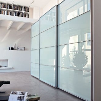 Γυάλινη ντουλάπα συρόμενη