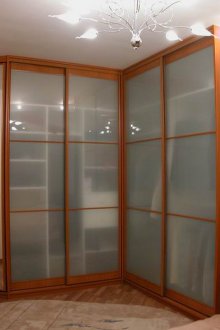 Γωνιακή ντουλάπα