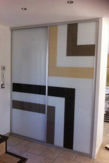 Συρόμενη ντουλάπα με μοτίβο