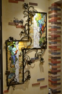 Παράθυρα από βιτρό με στοιχεία από σφυρήλατο σίδερο στο διάδρομο