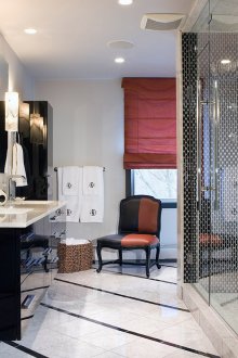 Μπάνιο με μαύρες προθέσεις