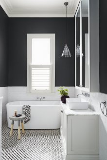 Μαύρο και άσπρο λουτρό