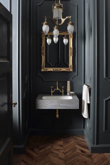 Μαύρο μπάνιο σε κλασικό στιλ