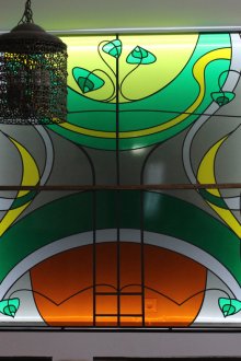 Μεγάλο βιτρό παράθυρο στο εσωτερικό του διαμερίσματος