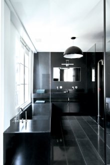 Μαύρο εσωτερικό μπάνιο