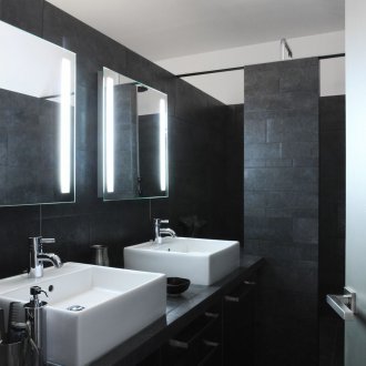 Μαύρο μπάνιο με πέτρινα πλακάκια