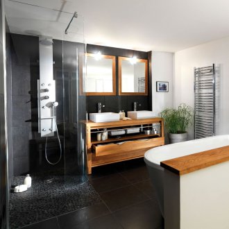 Μαύρο μπάνιο με έπιπλα από μασίφ ξύλο