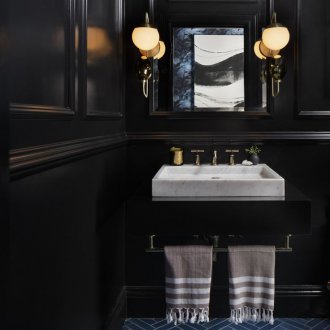 Μαύρο μπάνιο με καλούπια