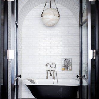 Μονόχρωμη σχεδίαση μπάνιου