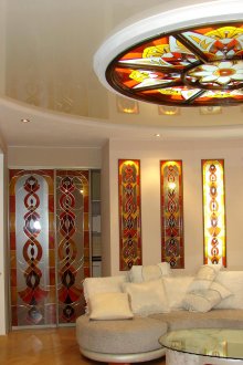 Βιτρό στρογγυλή οροφή στο σαλόνι