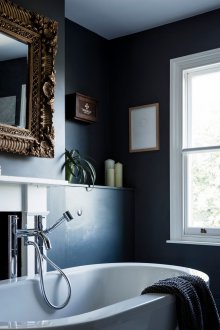 Μαύρο μπάνιο με παράθυρο